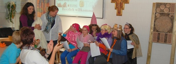 Der Kolpingnachwuchs aus Halingenpräsentierte im Cafe Kunterbunt die Ergebnisse ihrer Workshops.Foto: WP-BILD